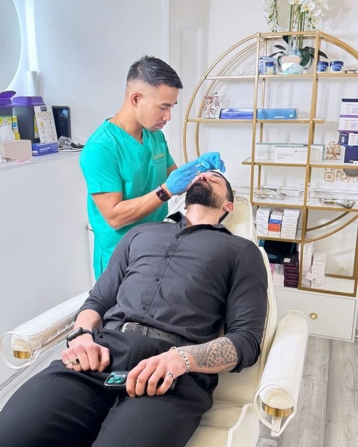 Juan carrying out an aesthetics treatment